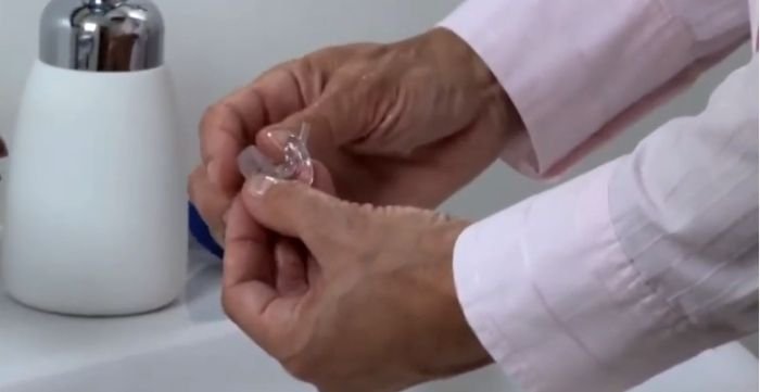 how to clean a hearing aid earmold